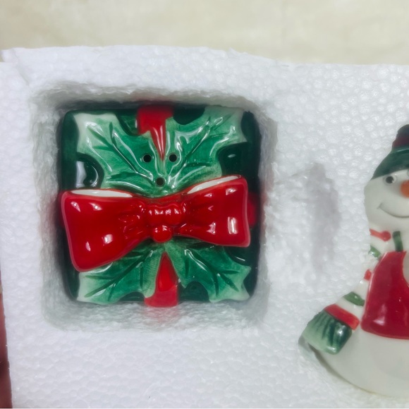 Fitz and Floyd Salt and Pepper Shaker Snowman and Present - Picture 8 of 8